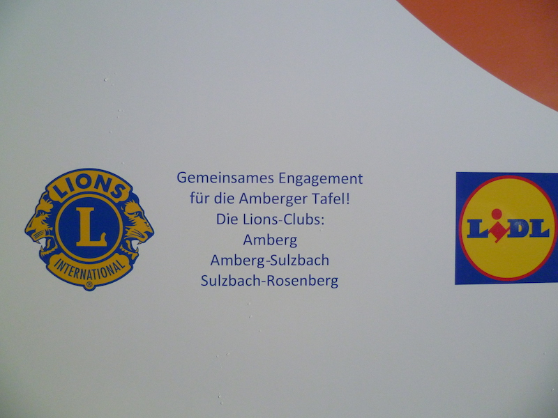 Das Lions-Logo weist die Clubs Amberg, Amberg-Sulzbach und Sulzbach-Rosenberg als Gönner der Amberger Tafel aus. Bild: Uschald